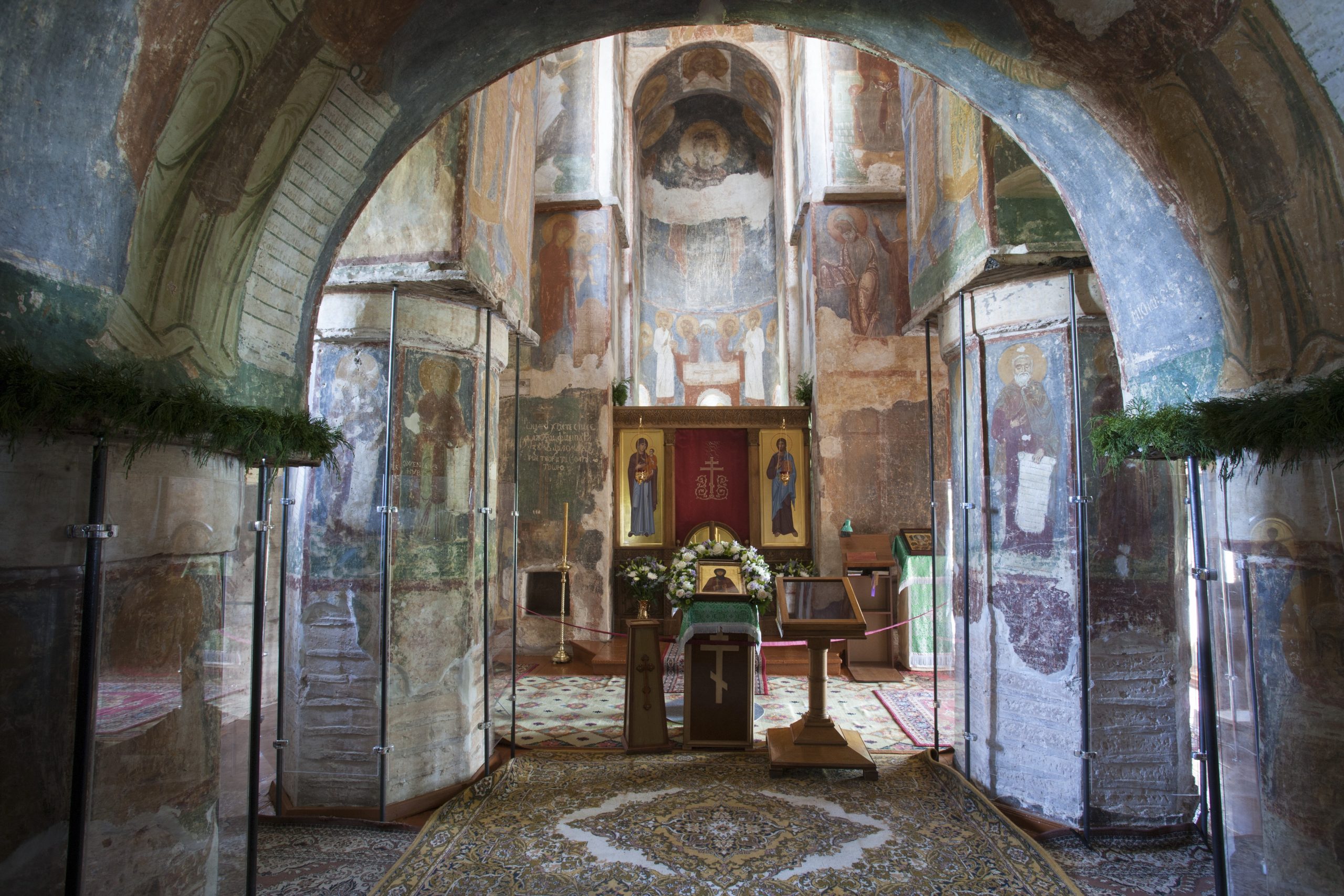 Иконостас алтарная преграда в Спасо -Преображенскомхраме XII века
